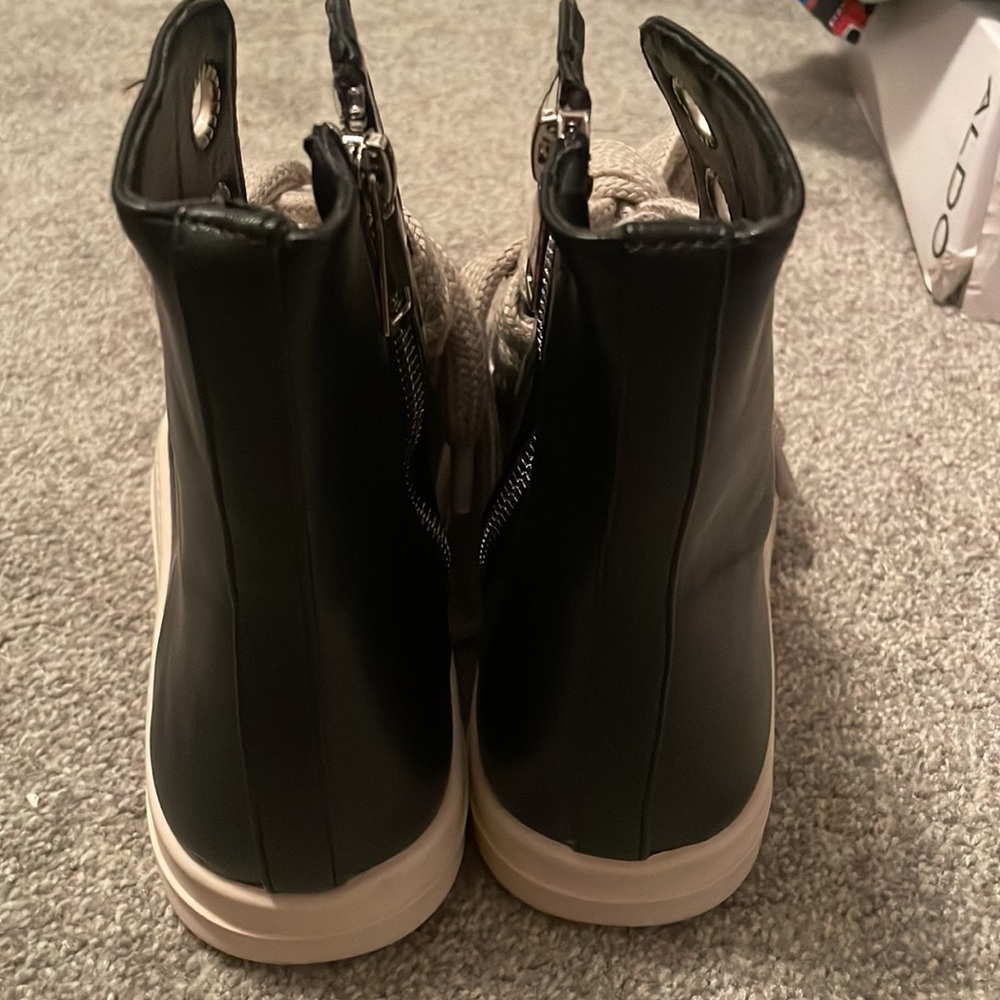 Shoes - Picture 2 of 8